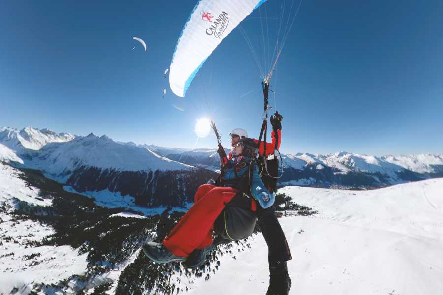 Thermikflug: Erlebe den einzigartigen Flug über die schneebedeckten Berge von Davos.