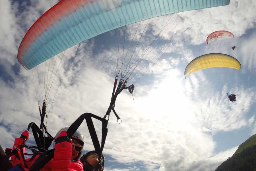 Parapendio a Davos: Vivi l'emozione di volare sopra le montagne d'estate.