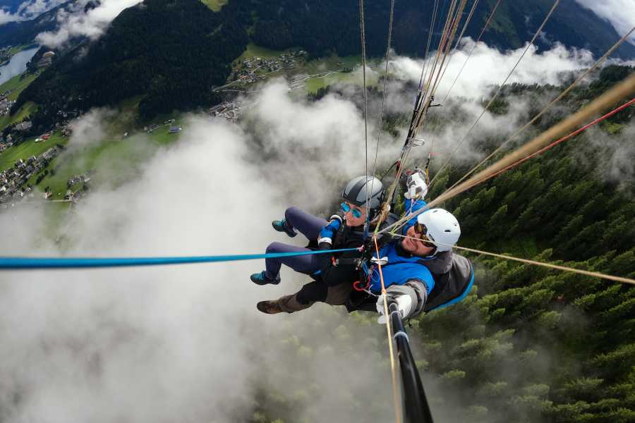 Early Bird Paragliding: Vivi il paragliding a Klosters con una fantastica vista sulle Alpi.
