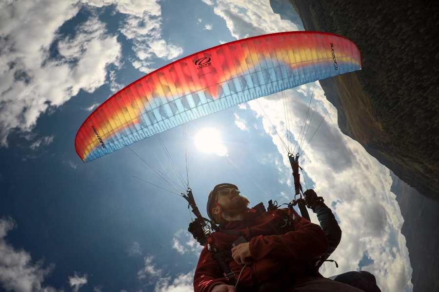 Pura adrenalina: Paragliding esperienza a Davos con vista spettacolare sulle montagne e sul cielo.
