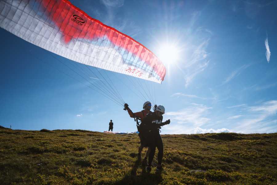 Paragliding v Davosu: zažijte dobrodružství se svým týmem v přírodě nad Alpami.