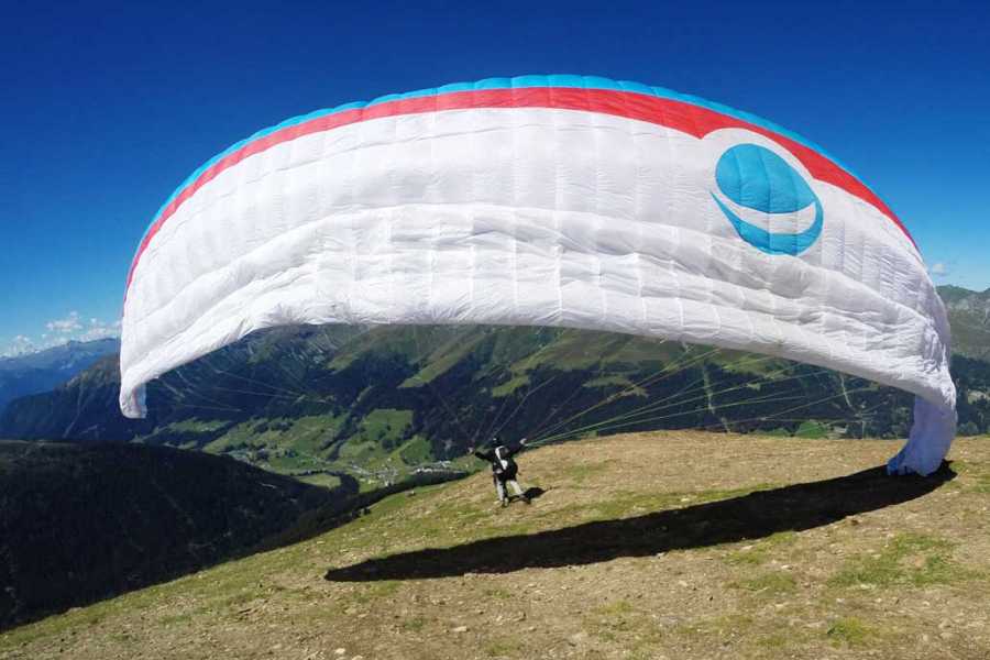 Paragliding a Davos: Vivi l'esperienza di volare sopra le Alpi con una vista fantastica sulle montagne e sulla natura.