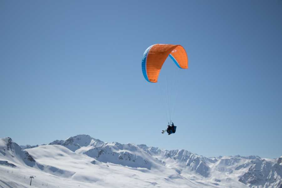Parapendio a Davos: vivi il volo sopra montagne innevate e il paesaggio invernale.