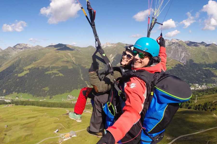 Parapendio a Davos: goditi la vista sulle montagne e sulla natura mentre voli in parapendio con gli amici.