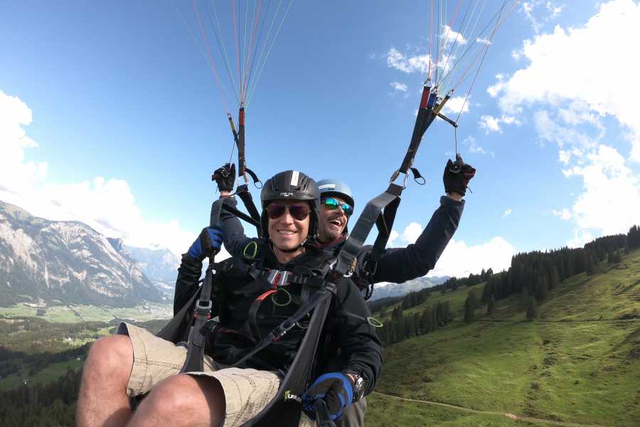 Flums Paragliding: Geniesse das Abenteuer in den Bergen mit Freunden und erlebe die Natur hautnah.