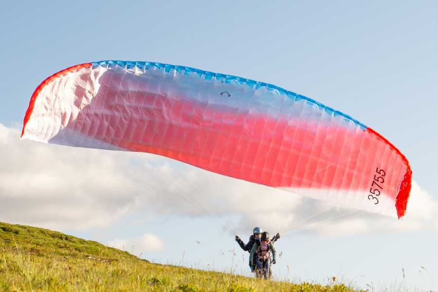 Paragliding a Davos: Vivi la libertà del parapendio nelle montagne svizzere.