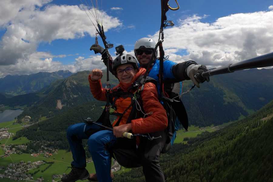 Early Bird Paragliding: Planare sopra Klosters con una vista mozzafiato sulle montagne e sulla natura.
