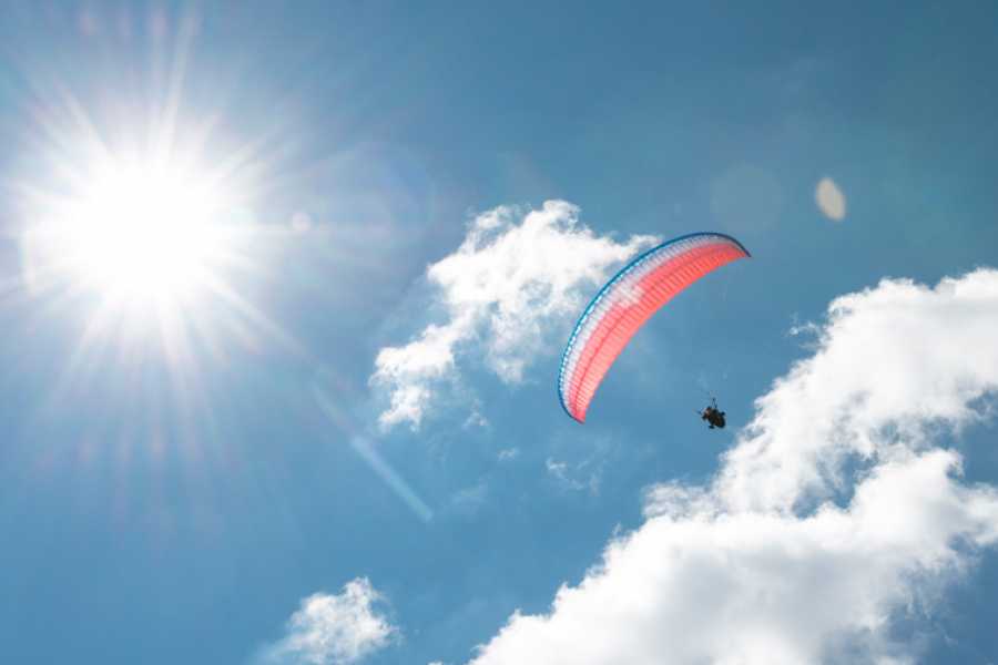 Paragliding in Klosters, ervaar de vrijheid boven de wolken in de zomer.