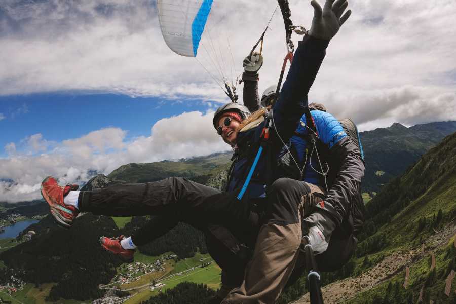 Paragliding ve Švýcarském Davosu: Zažijte dobrodružství nad horami a přírodou v Swiss Alps.