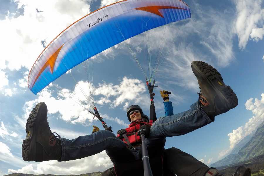 Paragliding v Davosu: Zažij adrenalin při létání paraglidingem v švýcarských horách.