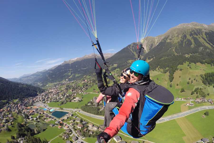 Paragliden in Klosters: Beleef de vlucht over prachtige bergen en de natuur van Zwitserland.
