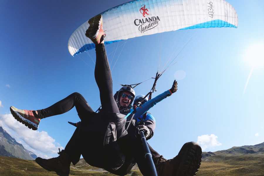Paragliding v Davosu: užij si výhled na Alpy během dobrodružství s přáteli.