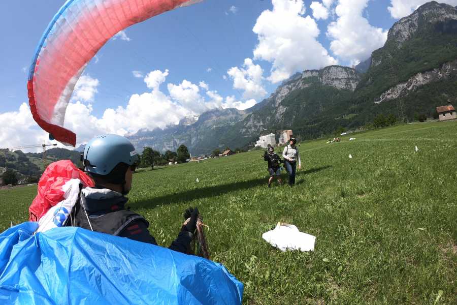Flums Paragliding mit Ausblick auf die Berge. Erlebe das Abenteuer in der Natur.