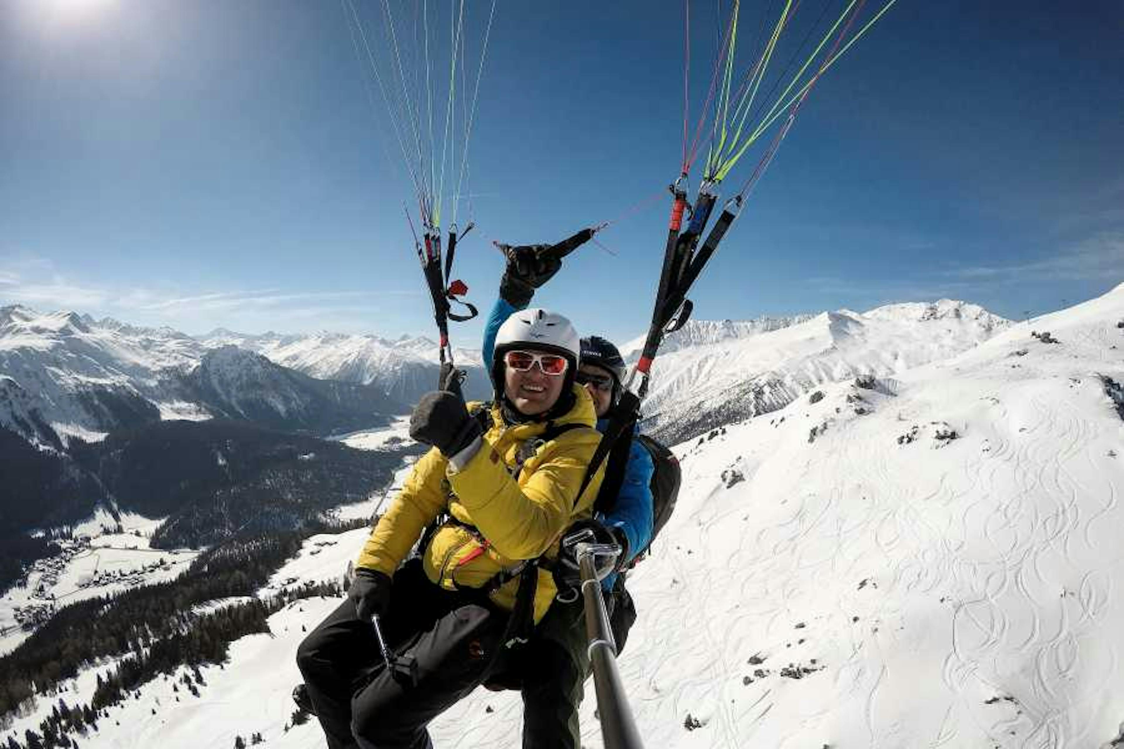 Paragliding in Davos: Erlebe einen unvergesslichen Flug über die schneebedeckten Berge und die atemberaubende Natur.
