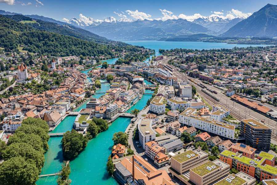 Brücken Thun mit blauem Wasser und Stadtansicht