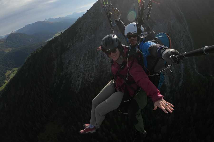 Adrenalina Pura: Paragliding a Davos con una vista impressionante sulle montagne e sulla natura.