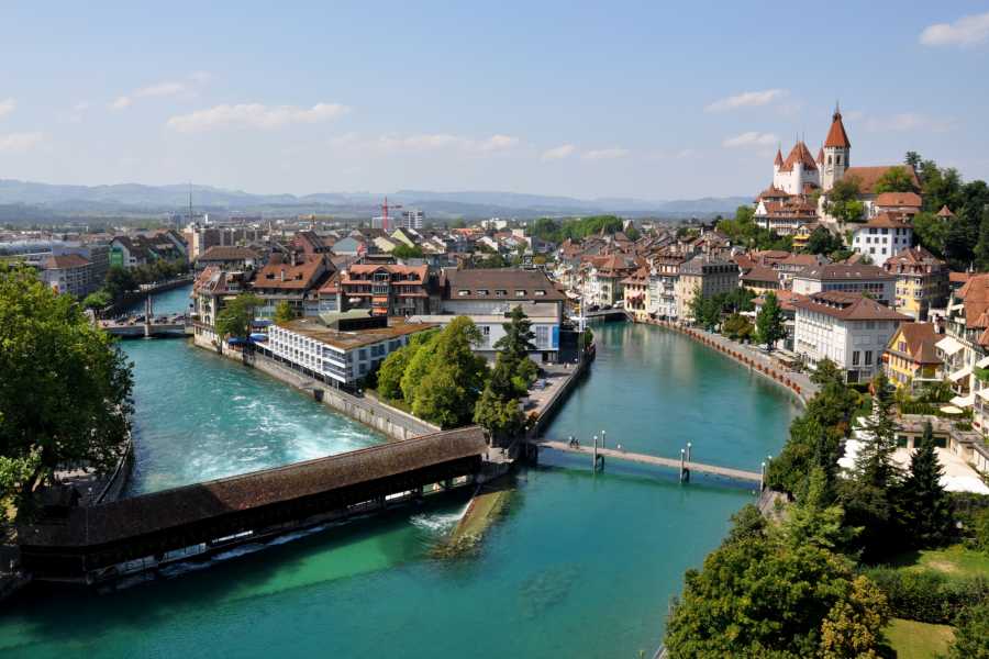 Broer i Thun med udsigt over den gamle bydel, floden og bjergene