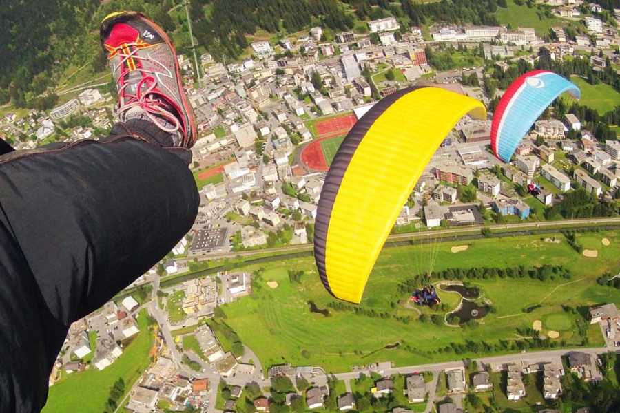 Parapendio a Davos: goditi la vista sul paesaggio mozzafiato e sui prati verdi.
