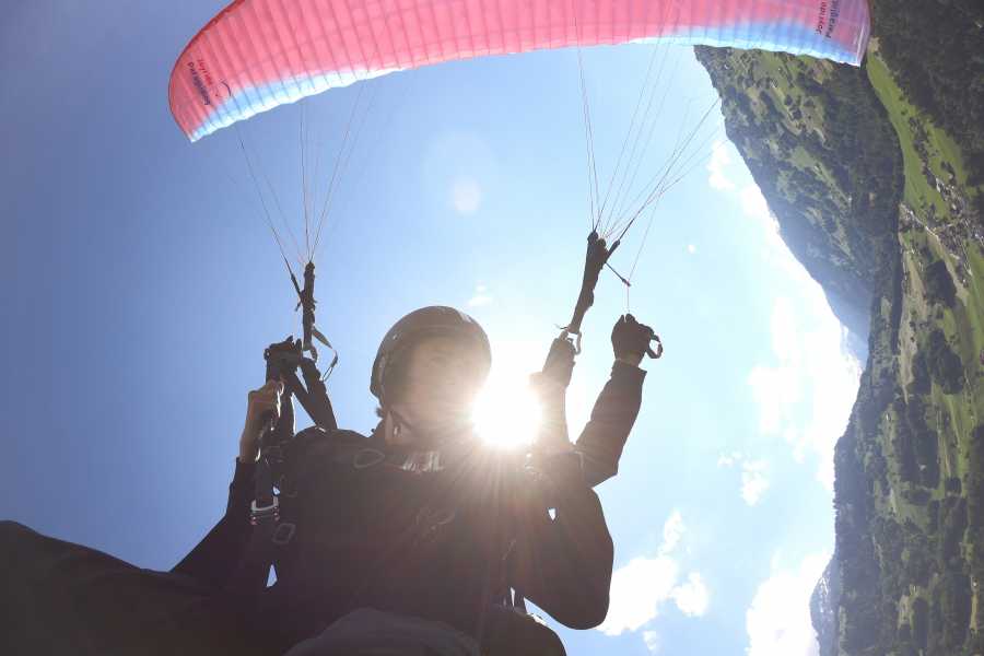 Flums: Gleitschirmfliegen mit Blick auf die majestätischen Berge und die grüne Natur.