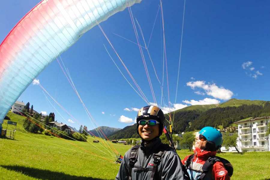 Parapendio a Davos: La fascinazione del volo con gli amici nelle Alpi svizzere.