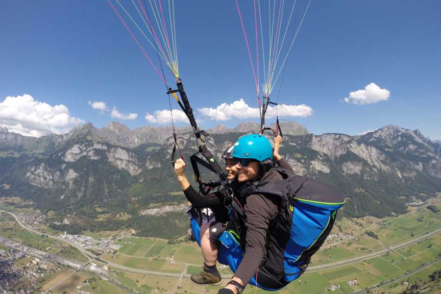 Flums Paragliding: Erlebe den Nervenkitzel beim Gleitschirmfliegen über die malerischen Alpenlandschaften.