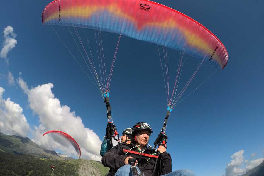 Bike and Fly: Paragliding in Davos mit Freunden und wunderbarer Bergkulisse.