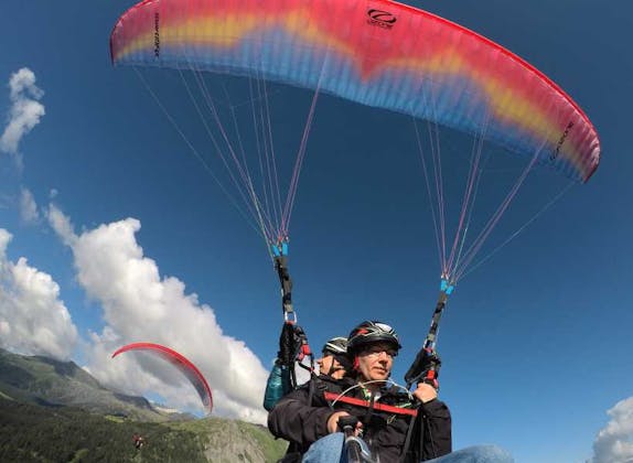 Paragliding en Klosters: Experimenta vistas impresionantes mientras vuelas en parapente en los Alpes.