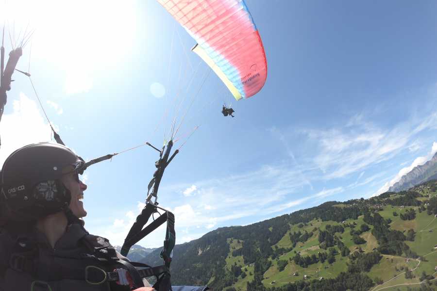 Flums: Erlebe den Flug beim Paragliding über die grünen Berge und die beeindruckende Landschaft.