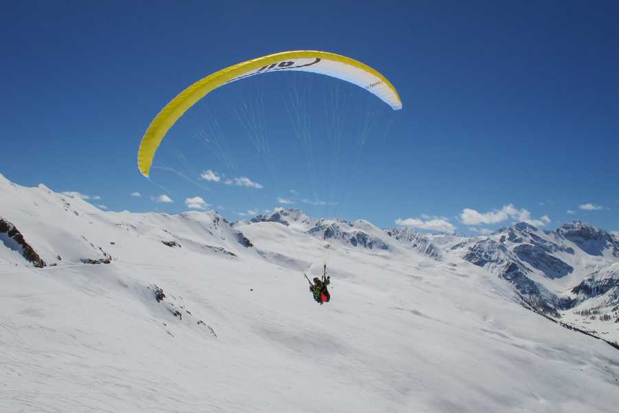 Early Bird Paragliding: Goditi il volo sopra le montagne innevate di Klosters in estate.