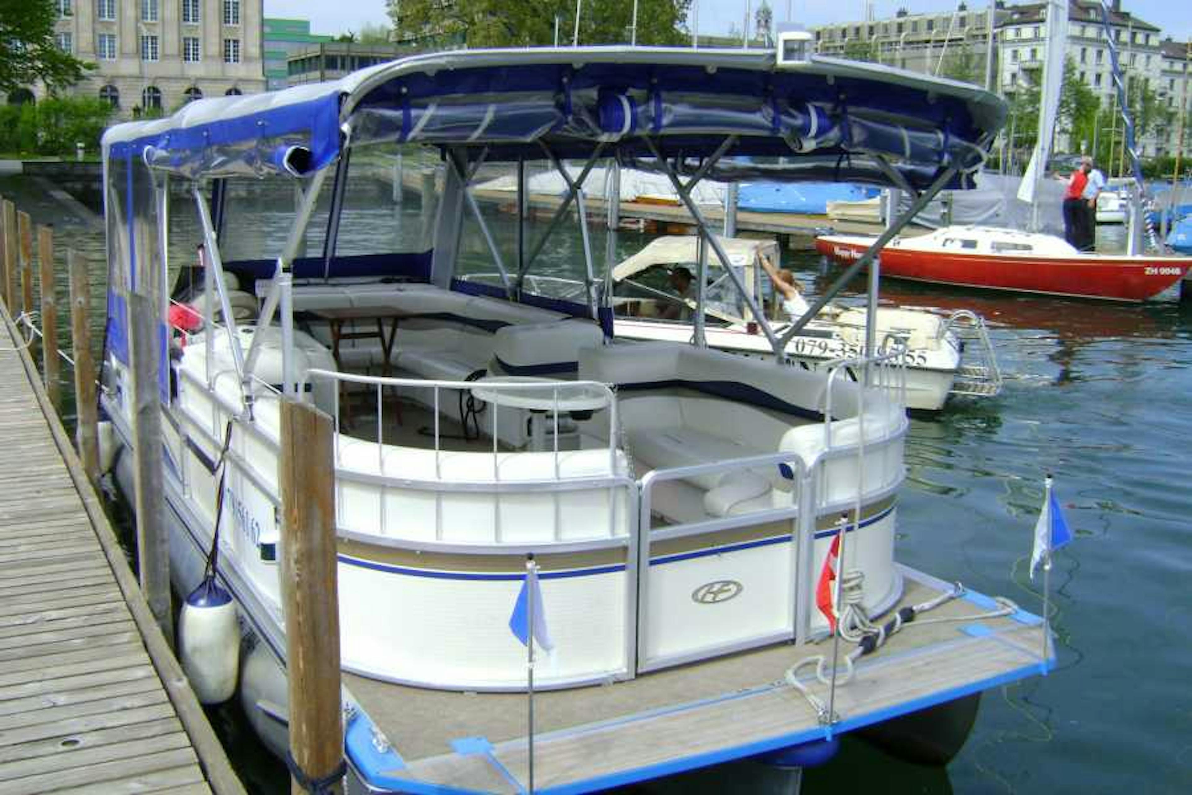 Bateau sur le lac de Zurich avec des sièges, entouré d'eau et de rivage