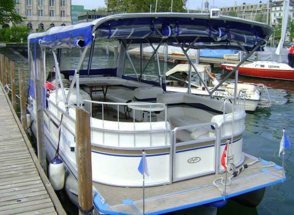 Boot am Zürichsee mit Sitzplätzen, umgeben von Wasser und Ufer