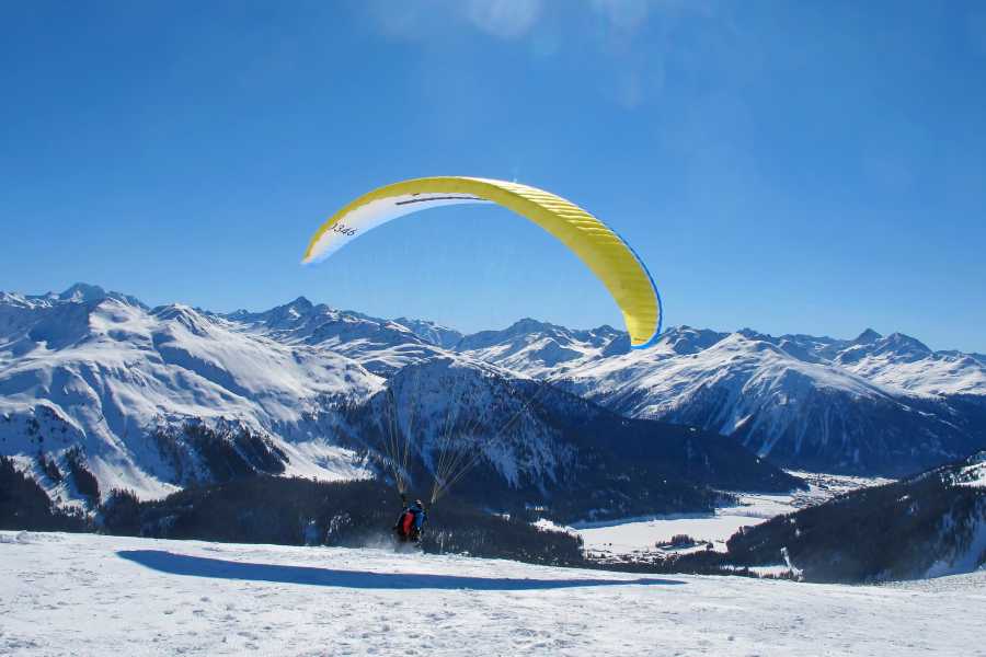 Parapendio Davos: Vivi la spettacolare vista sulle montagne e sulla natura durante il volo.