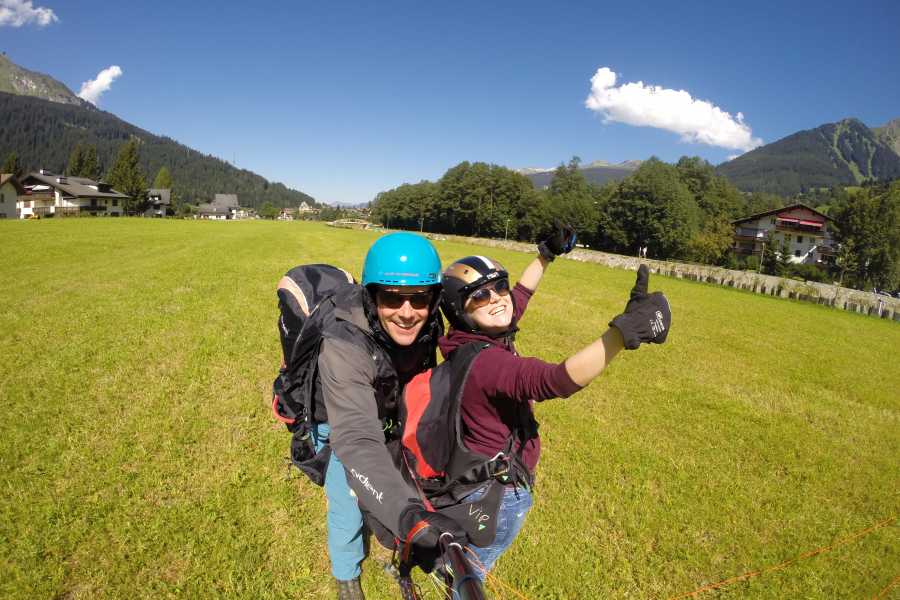 Paragliden in Klosters: Beleef de adrenalinekick van de luchtvaart in een prachtige berglandschap.