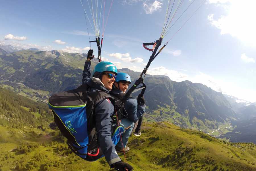 Paragliden in Klosters met vrienden boven het prachtige berglandschap.