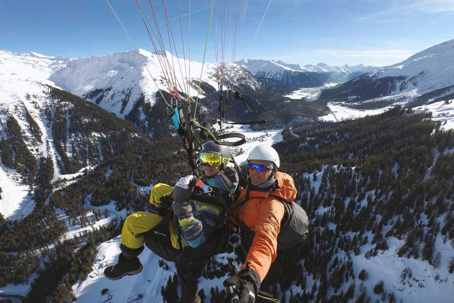 Pura adrenalina: parapendio a Davos sopra montagne innevate con una vista fantastica sulla natura.