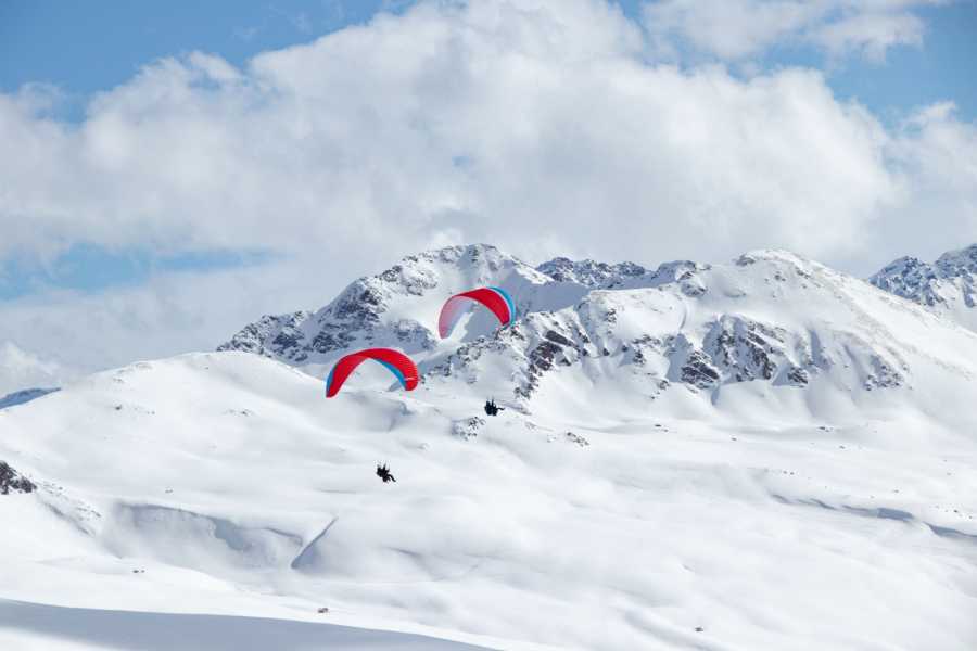 Vuelos en parapente en las montañas con iglú en invierno, disfrutar de la nieve, la aventura y la naturaleza.