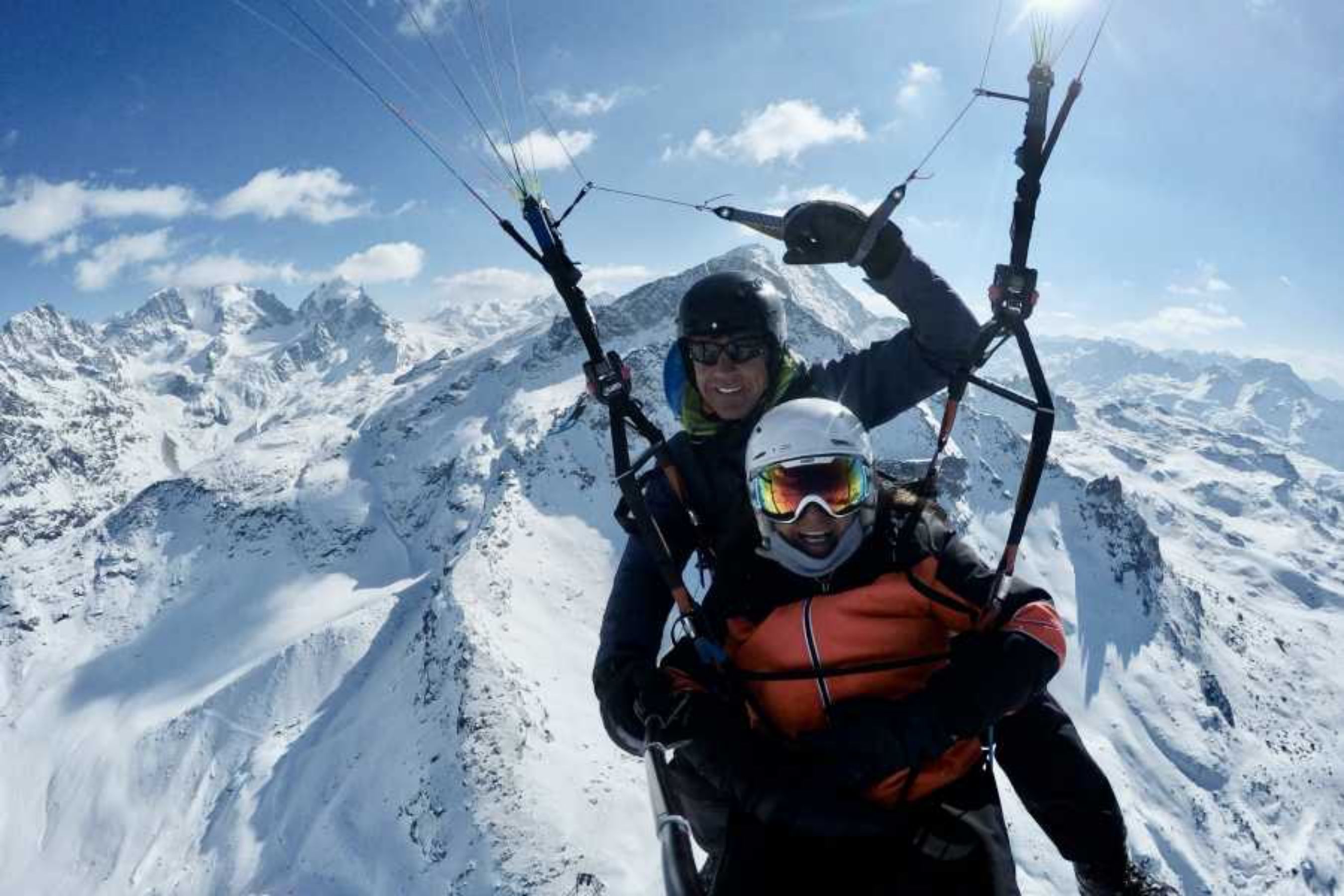 Paragliding: Oplev friheden ved at flyve over de snedækkede bjerge i Engadin.