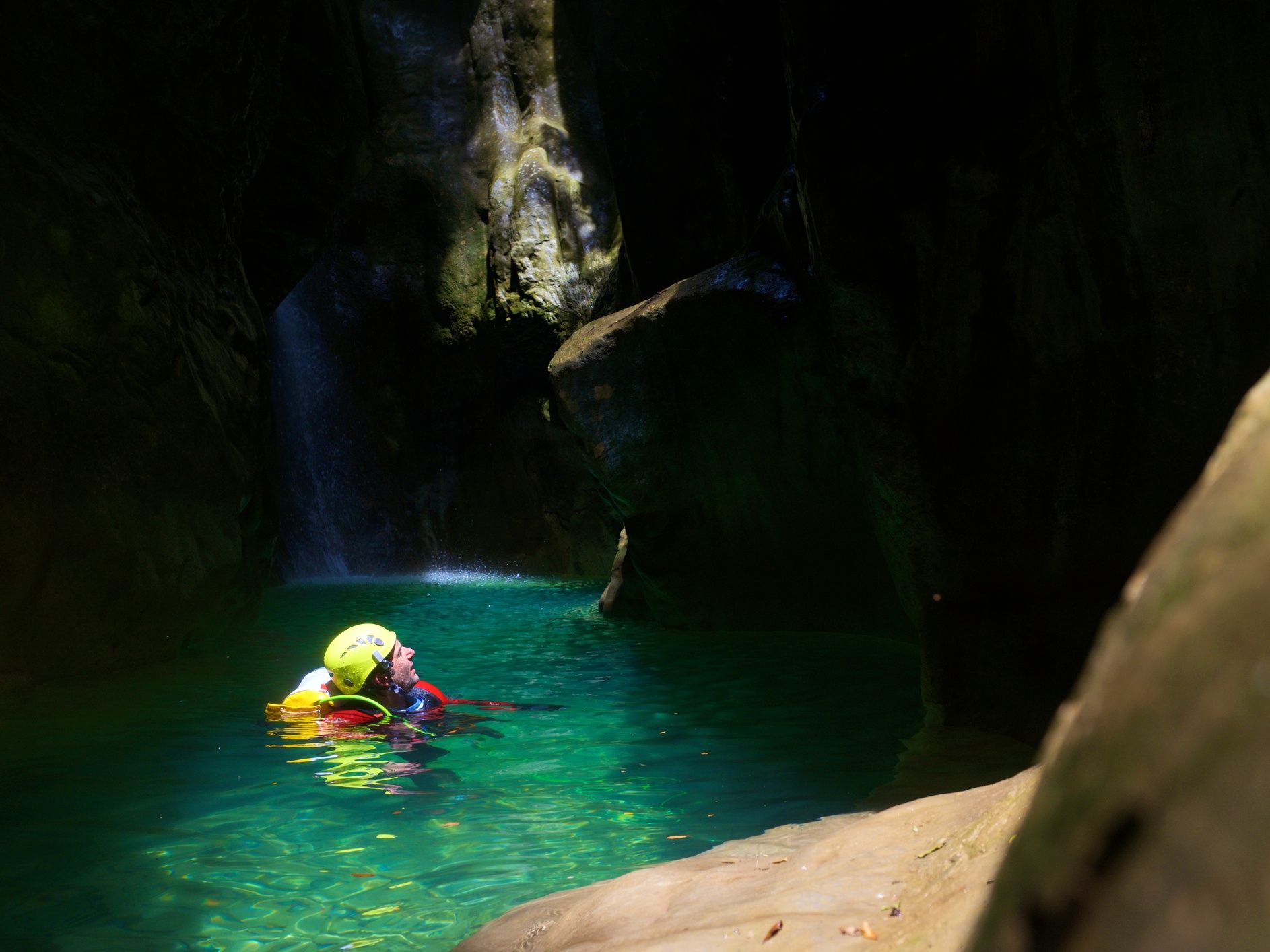 Klatring i en smuk kløft med krystalklart vand og fascinerende klippeformationer