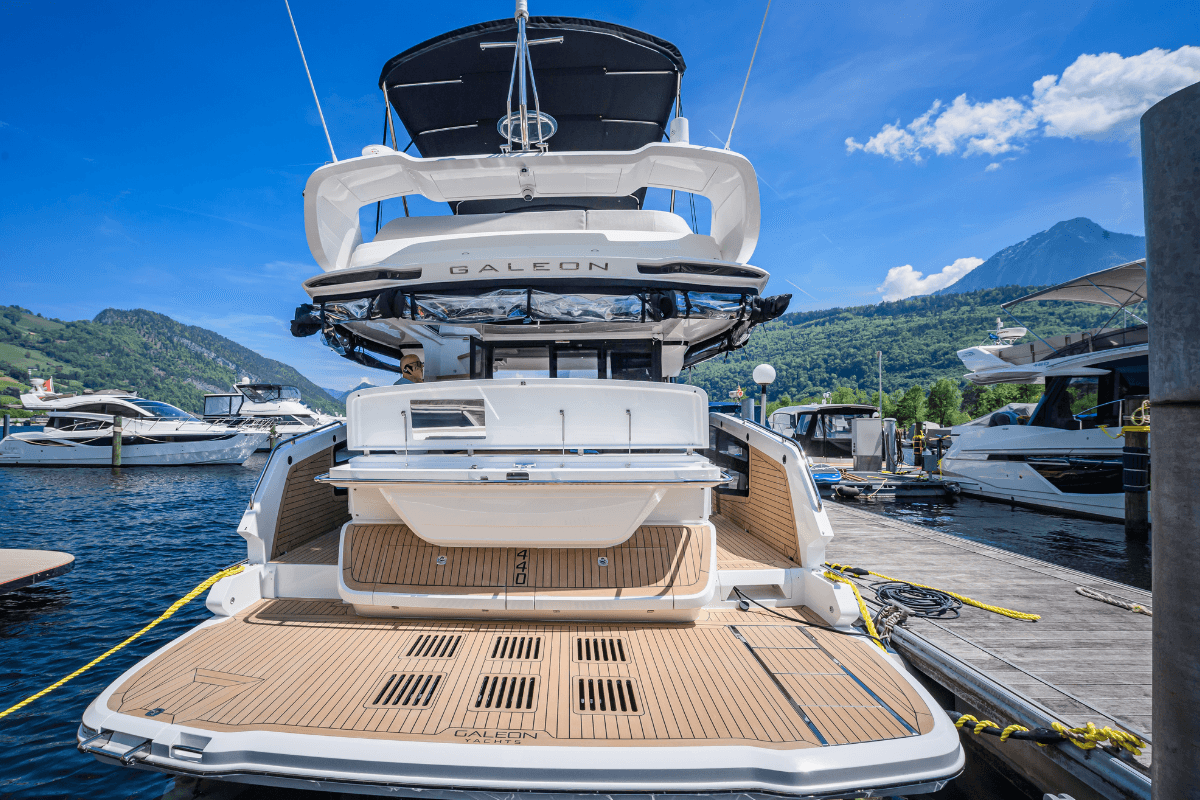 Iate: charter de dia luxuoso no lago, ideal para passeios relaxantes e atividades em grupo.