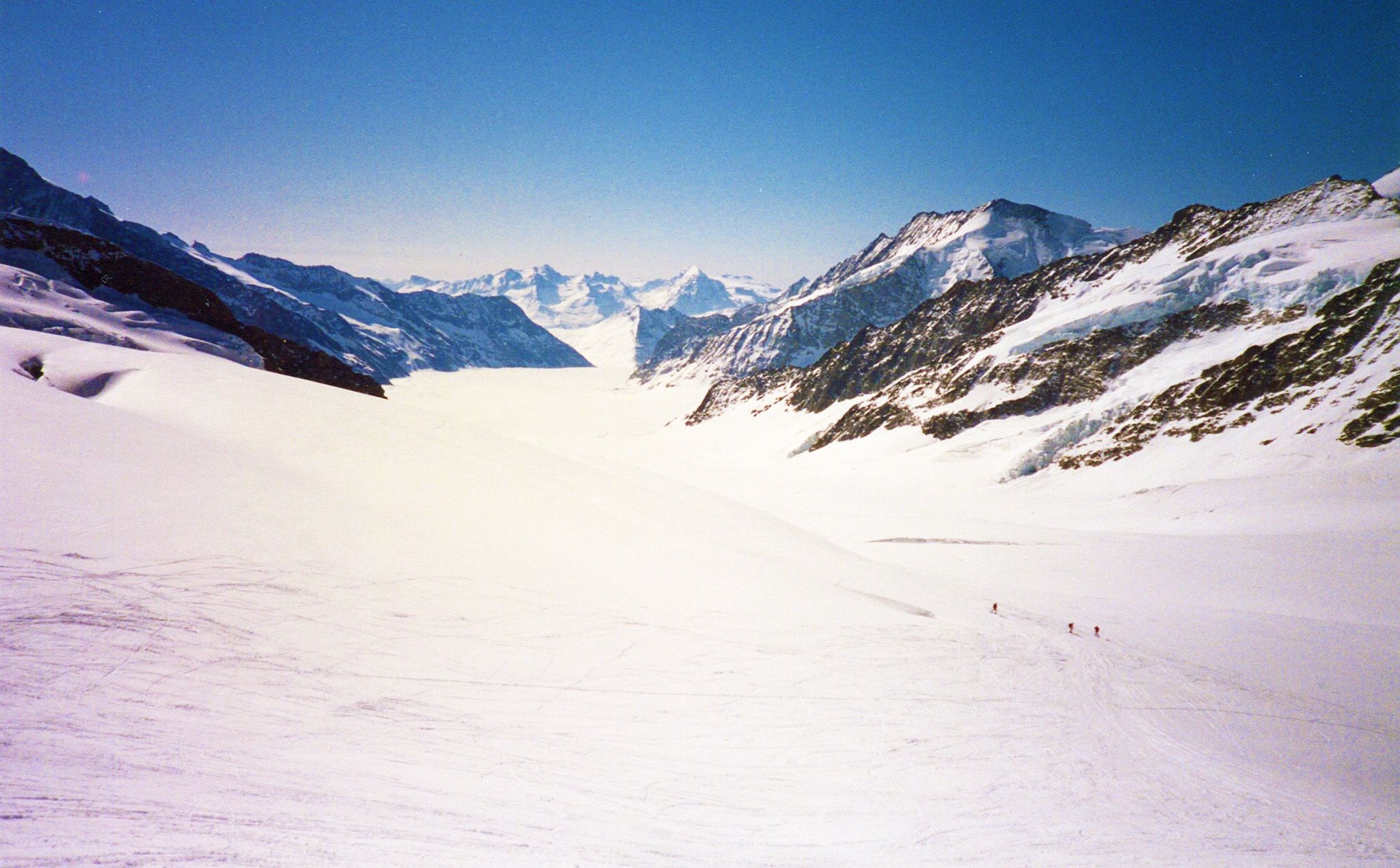Jungfraujoch: beeindruckender Blick auf die Alpen mit Gletschern und schneebedeckten Bergen.