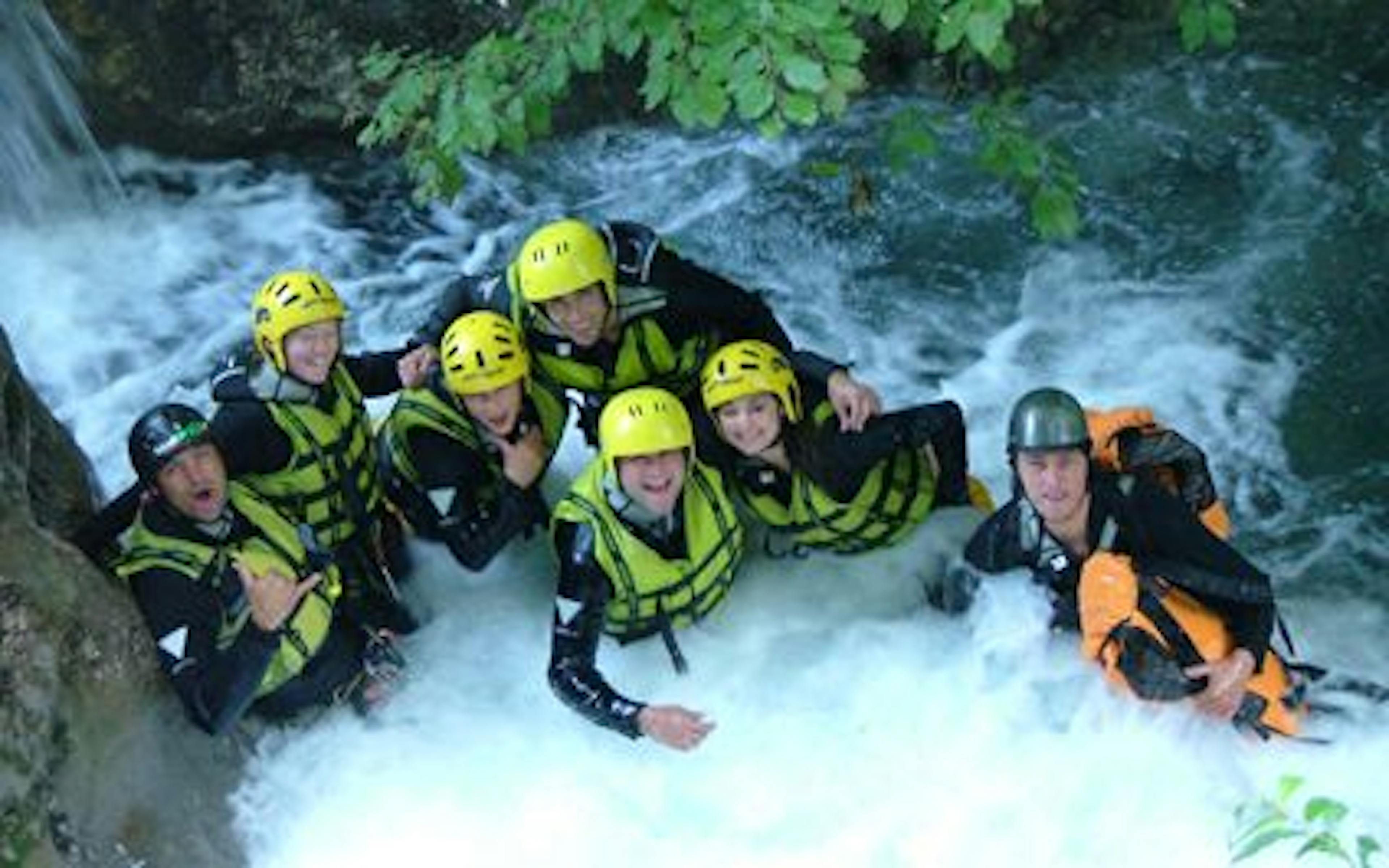 Rafting : groupe d'aventuriers au bord de l'eau dans les montagnes lors d'activités de plein air