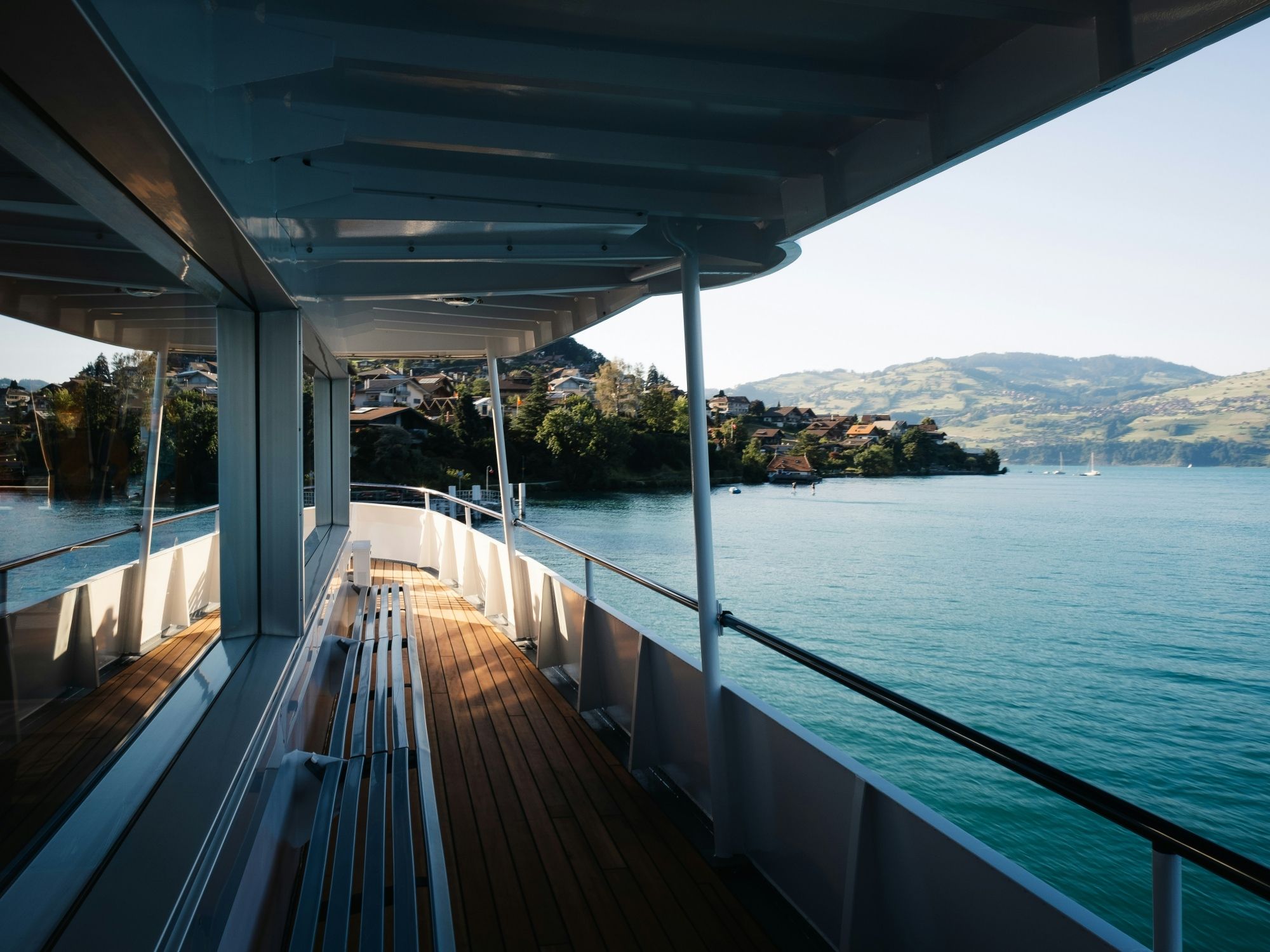 Люцерн: вид с яхты Saphir на голубое озеро-Фирвальдштеттэер и окружающие горы.