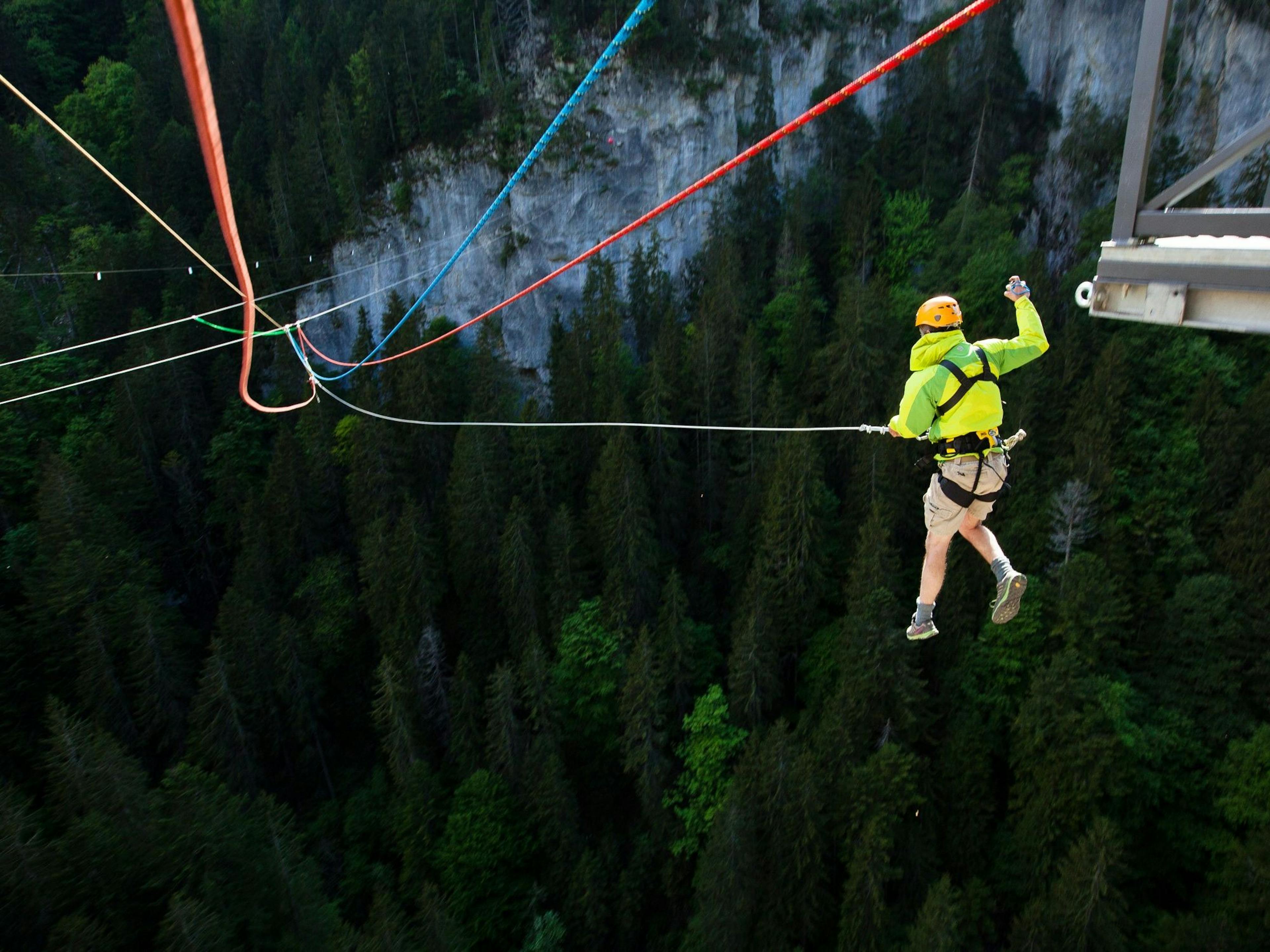 Canyon Swing: erlebe den Nervenkitzel bei diesem Abenteuer in der Natur.