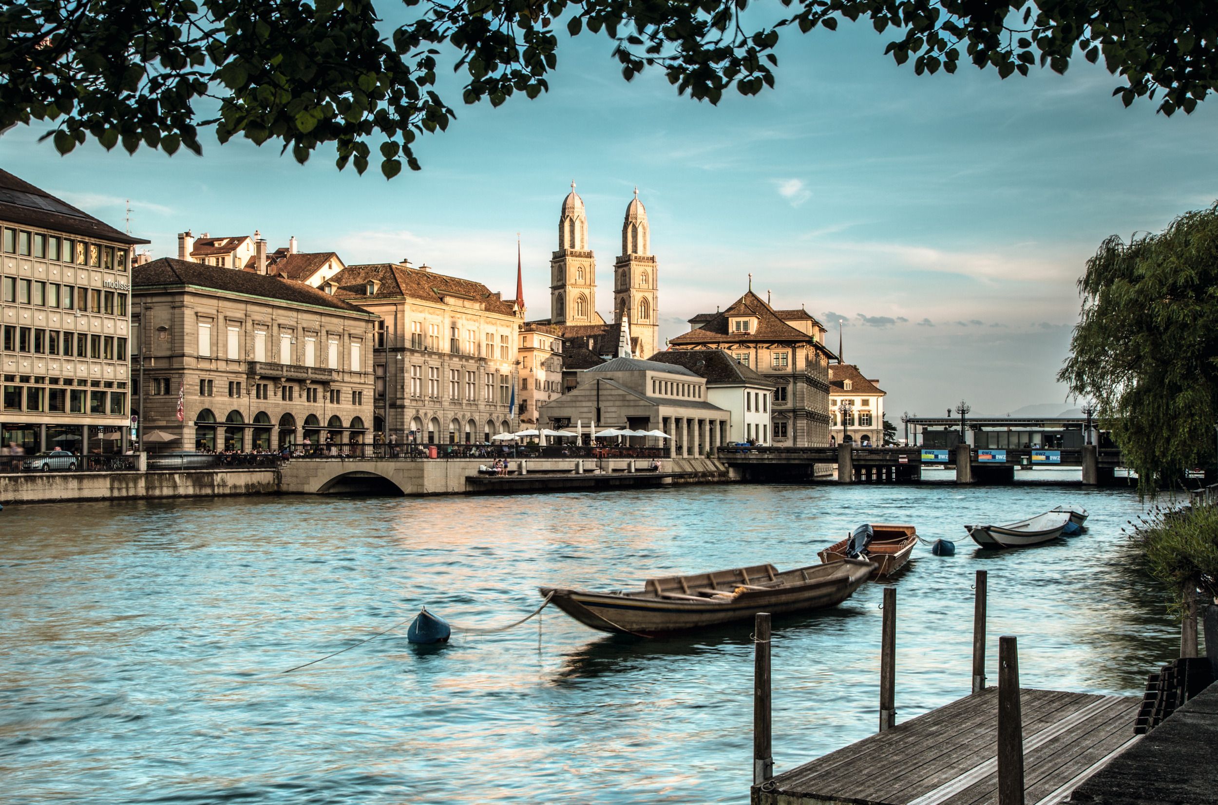 Zurich : vieille ville pittoresque au bord de l'eau avec des bâtiments historiques, des bateaux et une atmosphère détendue.