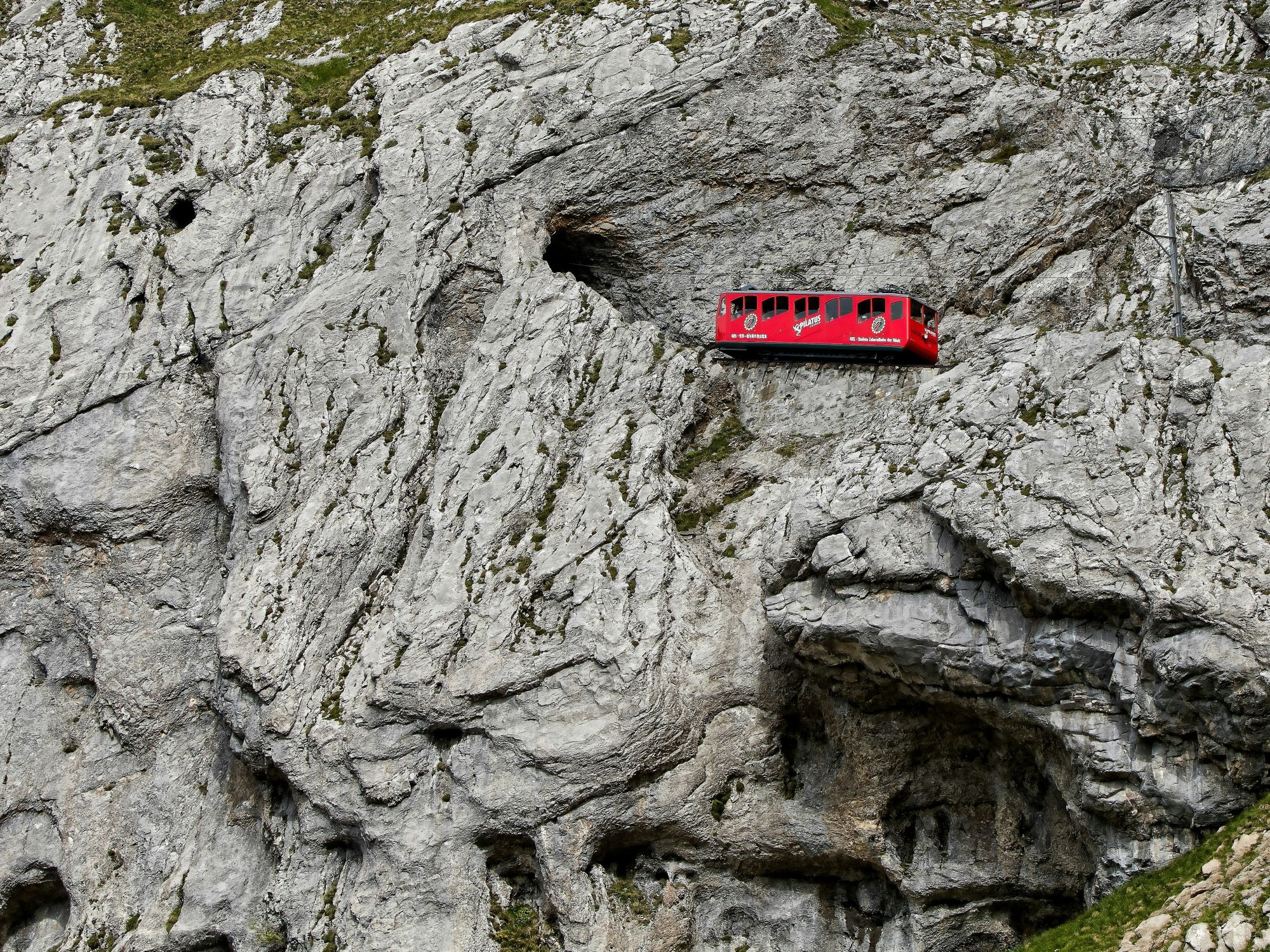 Pilatus: Zahnradbahn von Alpnachstad, beeindruckende Felslandschaft und spektakulaere Aussicht.