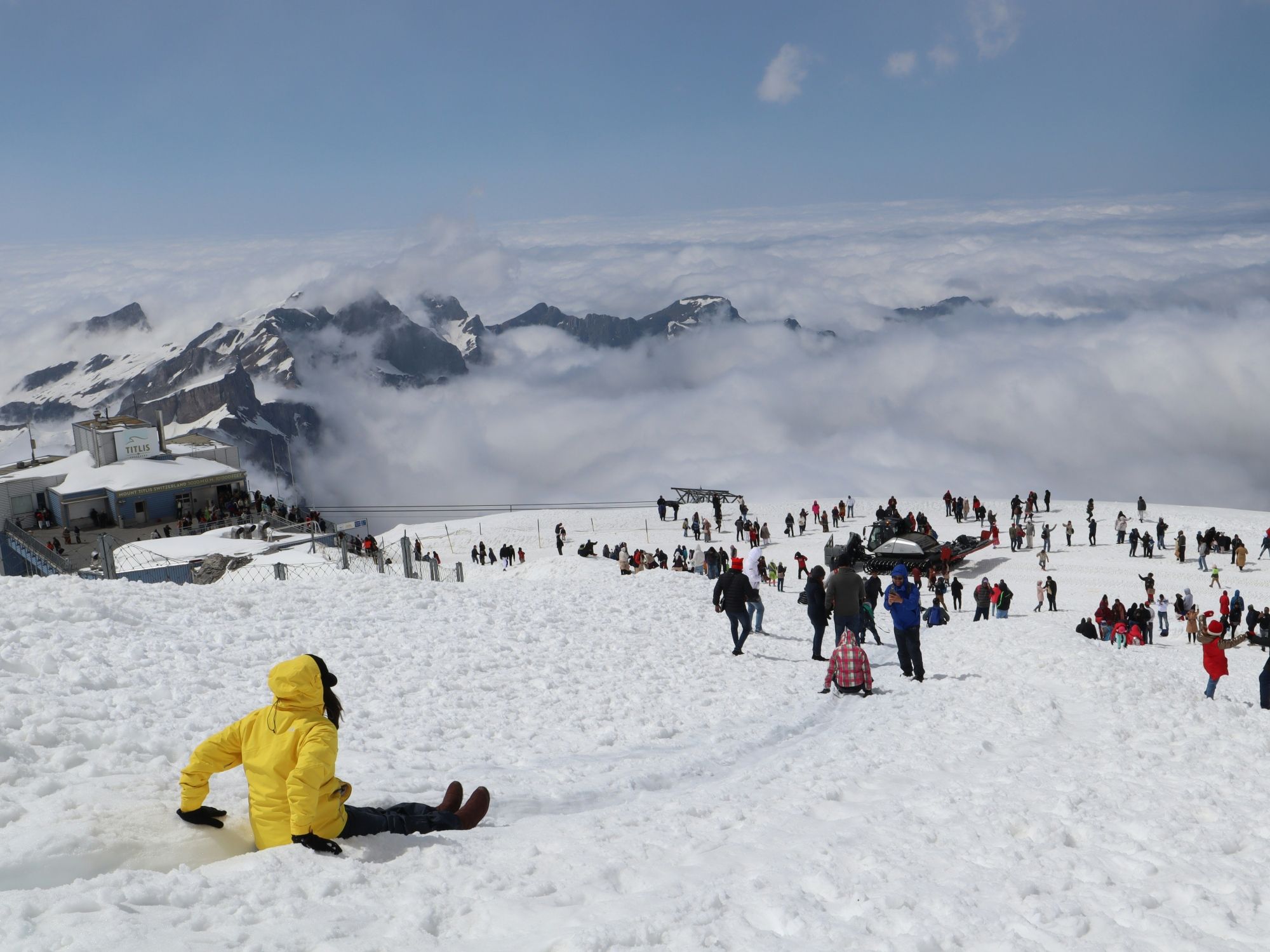 Titlis: Winterlandschaft mit Schnee, Skifahrern und Bergen in der Schweiz.