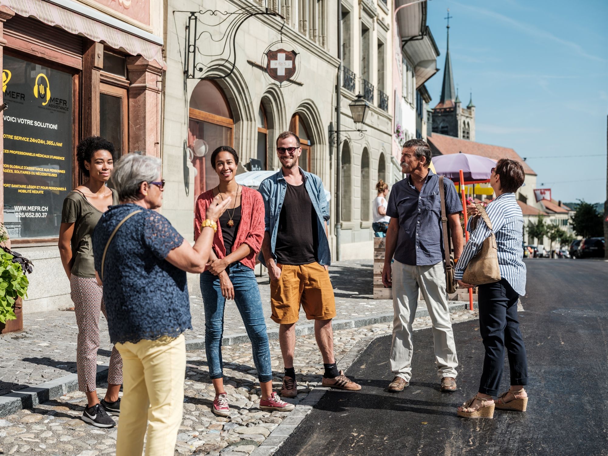 Romont: Alami lawatan bandar bersama sekumpulan di jalanan yang indah pada musim panas.