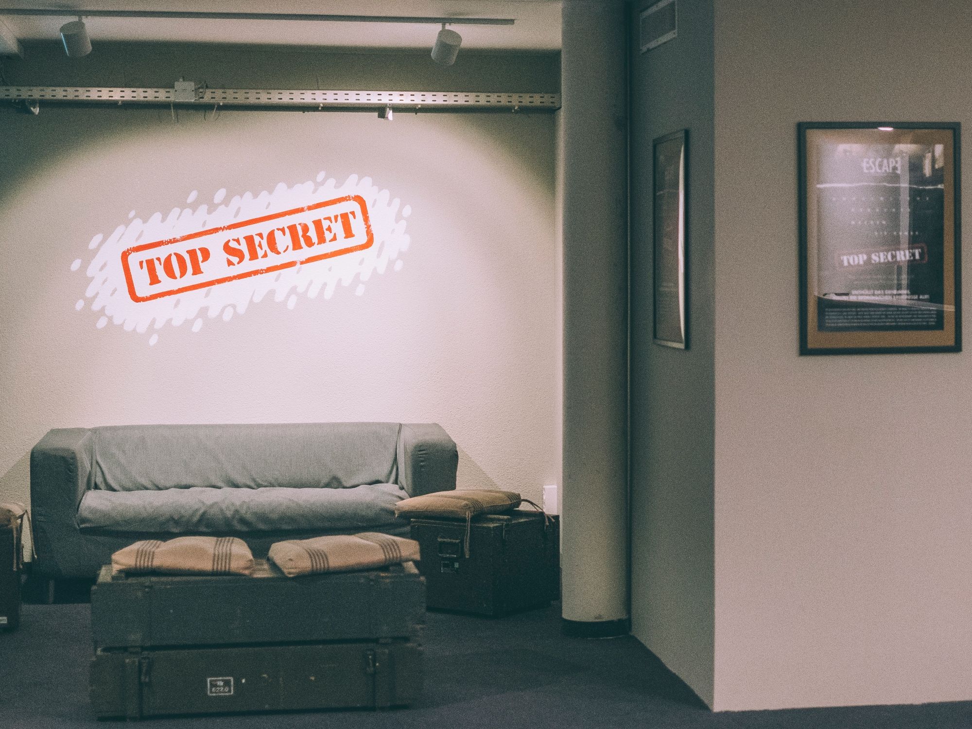 Escape Room Luzern Top Secret i afslappet omgivelser for spændende eventyr med venner.