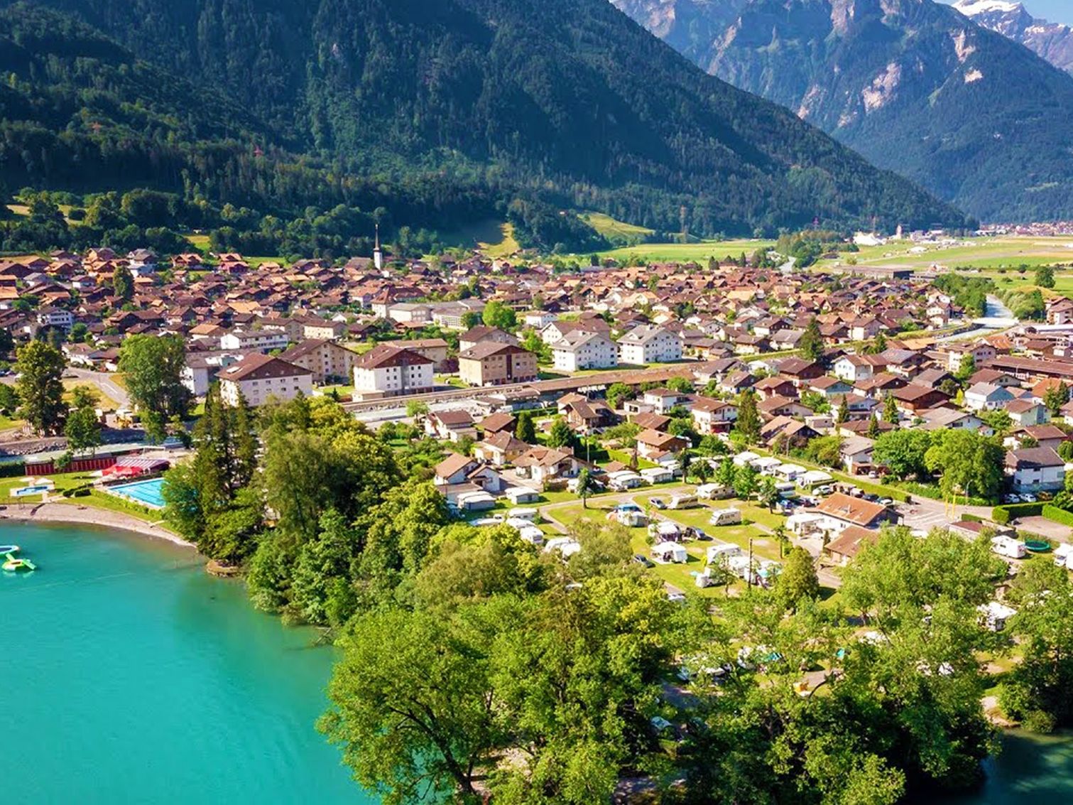 Interlaken: dağlara ve turkuaz gölete bakan büyüleyici kasaba.