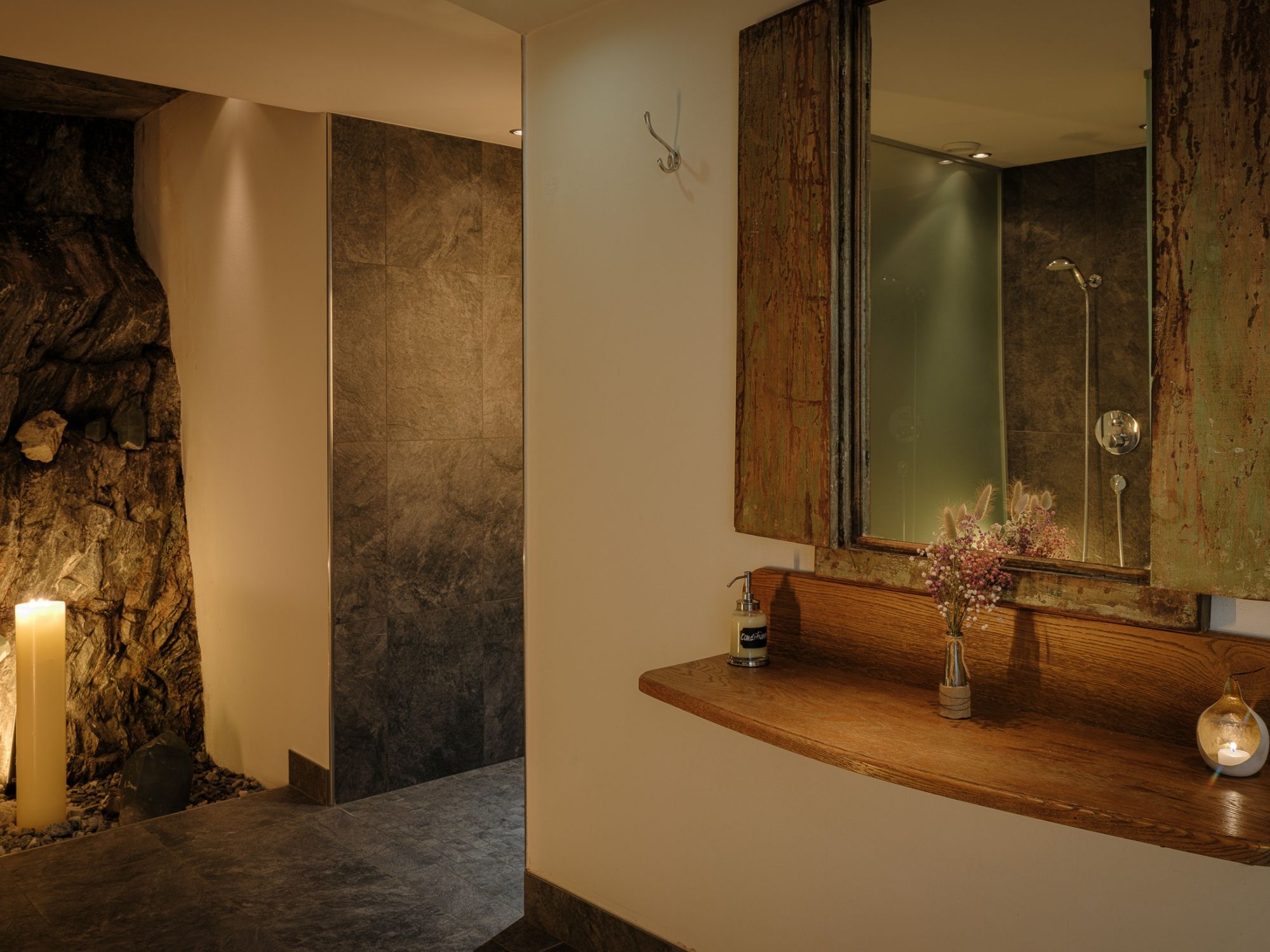 Douche Spa : Détends-toi dans un Day Spa privé à Zermatt avec une ambiance luxueuse et un design inspiré de la nature.